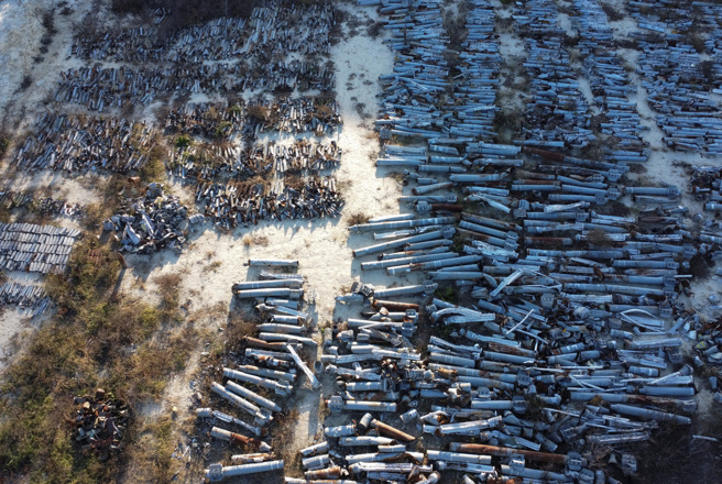 西方國家官員表示，俄羅斯入侵烏克蘭已耗盡其精確制導彈藥很大一部分，且在西方制裁下，俄羅斯工業無法製造所有類型的彈藥與武器系統。(圖/路透社)