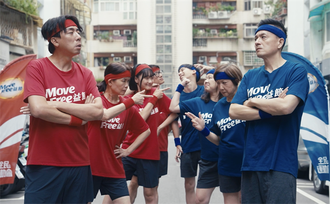 梁赫群（左）跟小钟PK谁的下盘比较稳。（益节粉专提供）