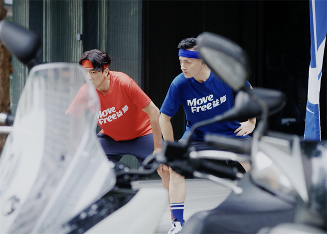 2人为了移机车，使出全力。（益节粉专提供）