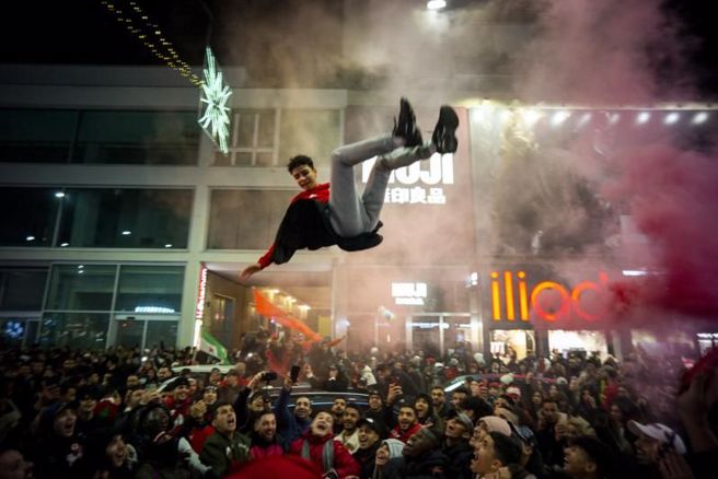摩洛哥球迷在义大利米兰街头庆祝。（美联社）