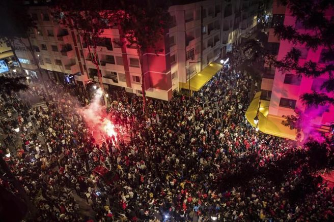 摩洛哥球迷挤爆卡达街头庆祝。（美联社）