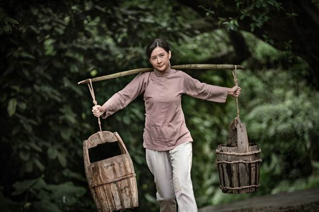 安心亚在《牛车来去》饰演农妇阿春。（公视、禾丰制作提供）