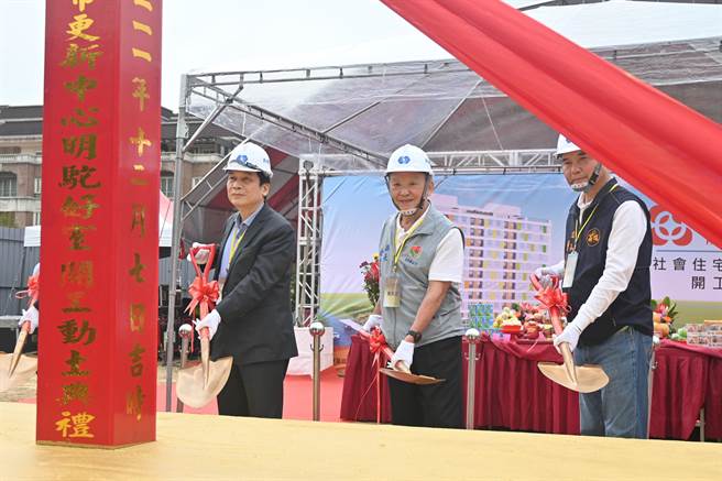 县长徐耀昌等人持铲动土。（李京升摄）