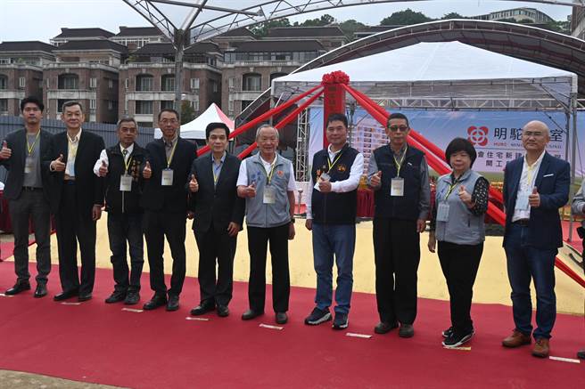 来宾们合影留念并见证社宅基地动土。（李京升摄）