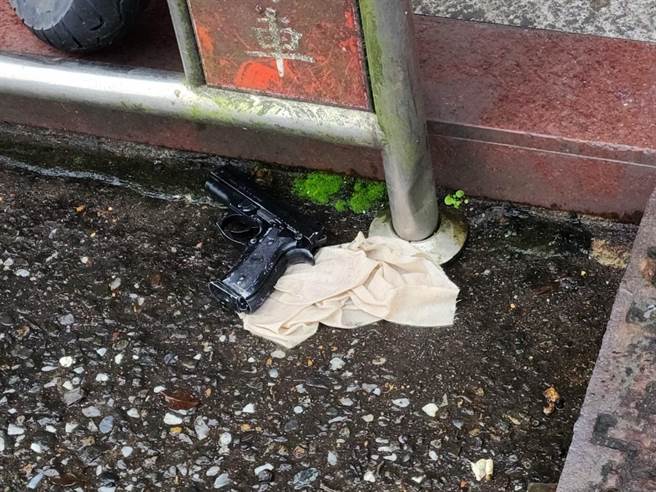 基隆市警方日前在路边发现一支改造手枪，经追查，将刘嫌逮捕归案，并持续追查枪支来源。（基隆市警察局提供／张志康基隆传真）