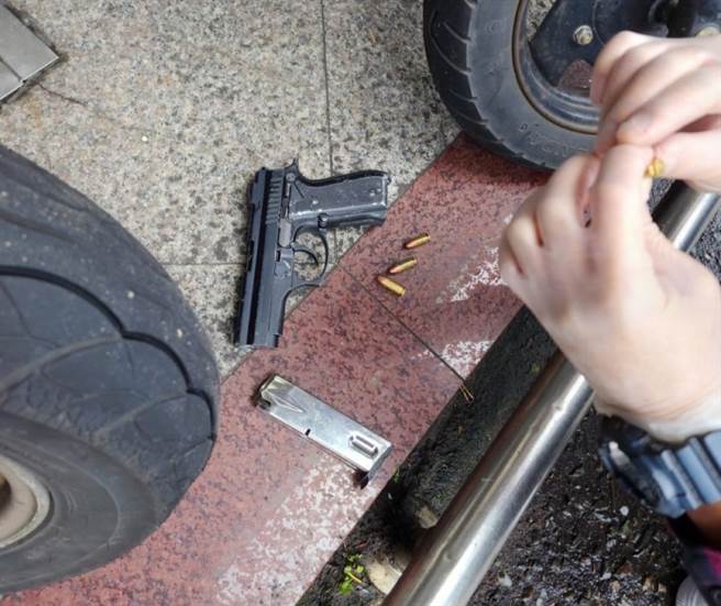 基隆市警方日前在路边发现一支改造手枪，经追查，将刘嫌逮捕归案，并持续追查枪支来源。（基隆市警察局提供／张志康基隆传真）