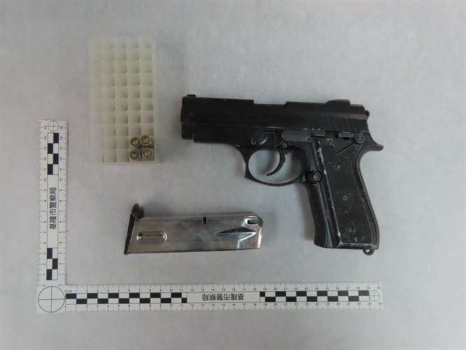 基隆市警方日前在路边发现一支改造手枪，经追查，将刘嫌逮捕归案，并持续追查枪支来源。（基隆市警察局提供／张志康基隆传真）