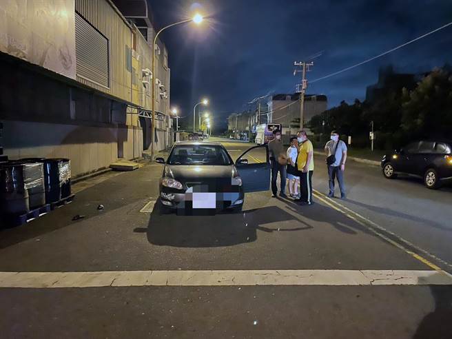 台南市警六分局拦下涉嫌押人讨债的车辆，查出涉案的越籍移工。（读者提供／洪荣志台南传真）