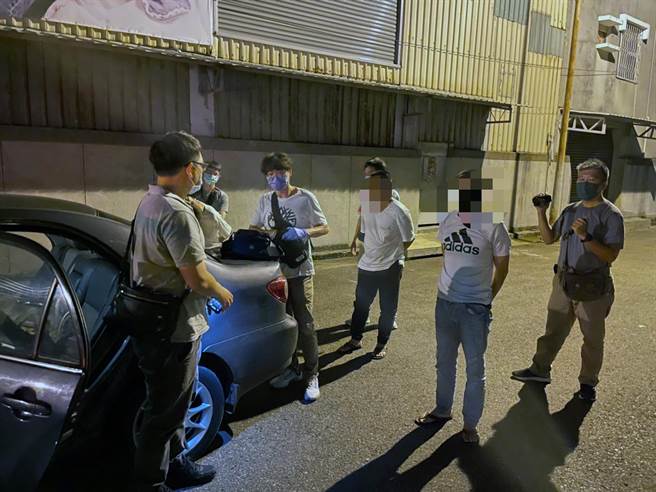 台南市警六分局拦下涉嫌押人讨债的车辆，查出涉案的越籍移工。（读者提供／洪荣志台南传真）