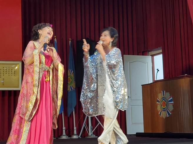 艺人刘明珠（左）与康雅岚（右）合唱梁祝黄梅调组曲，长辈们感动不已。（周丽兰摄）