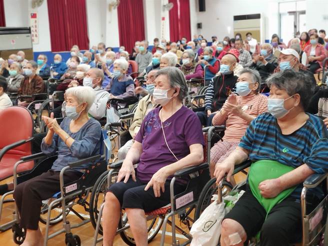 云林荣家爷奶们回味往日情怀感动不已。（周丽兰摄）