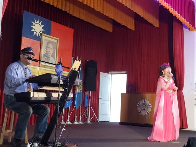 音乐才子欧宝老师（左）现场演奏带动欢乐气氛。（周丽兰摄）