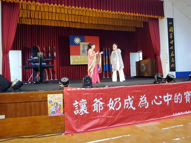 蔡衍明爱心基金会巡迴全台举行「让爷奶成为心中的宝」，今（7日）再次到云林演出。（周丽兰摄）