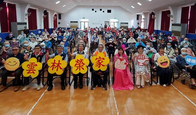 艺人与云林荣家长辈大合照。 （周丽兰摄）