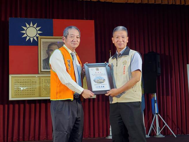 云林荣家主任苏再胜（右）颁赠感谢状给蔡衍明爱心基金会，主任周哲仁（左）代表接受。（周丽兰摄）