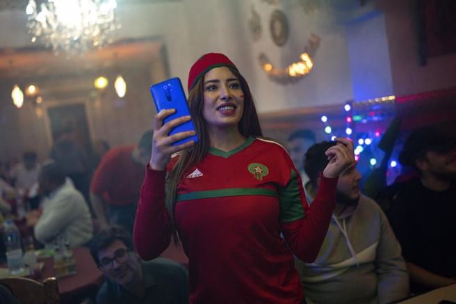 摩洛哥女球迷观看世足转播。（美联社）