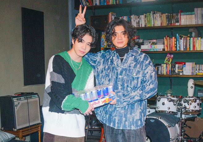 练团时，李浩玮送上一箱红牛祝王谦高雄场大卖座。（形上娱乐提供)