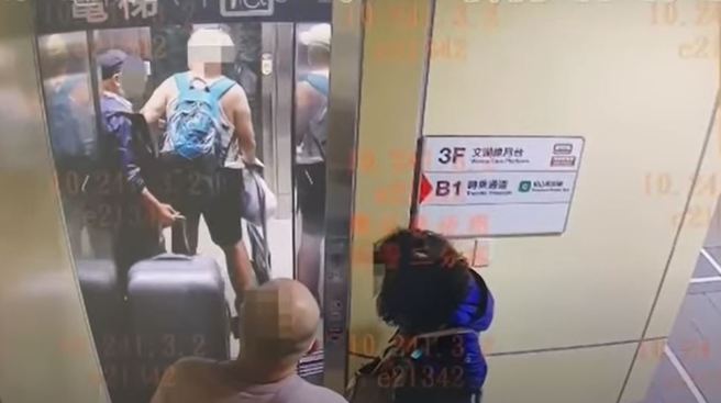 捷运电梯争位上演全武行，6旬翁打7旬翁画面曝光。(截自影片画面)