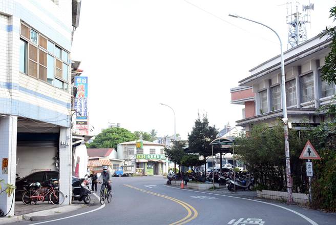 每年路灯电费高达2、300万元，成了长治乡公所沉重负担。（林和生摄）