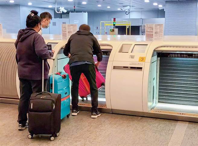 自助行李托运省时省力又便利。图为旅客于机场捷运A1站使用自助行李托运设备。（机场公司提供）