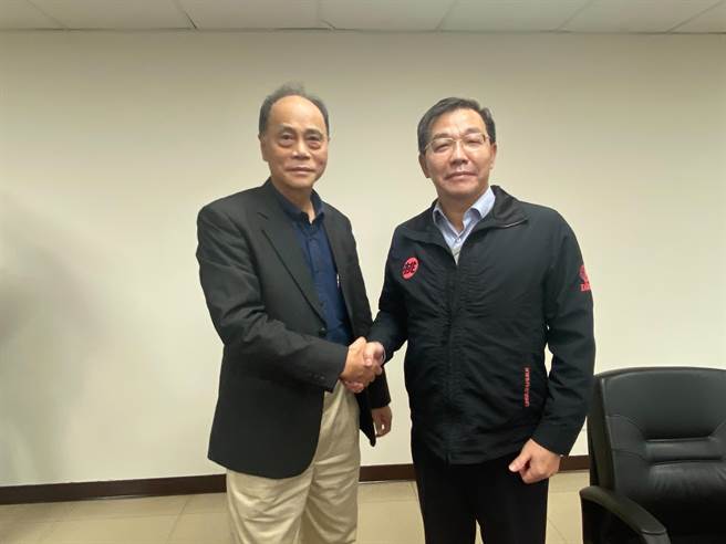 桃園市準市長張善政市府交接小組召集人黃敏恭和市府祕書長黃治峯首度開會討論交接事宜。(蔡依珍攝)