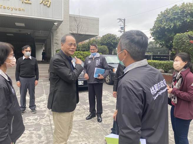 桃園市準市長張善政市府交接小組召集人黃敏恭和市府祕書長黃治峯首度開會討論交接事宜。(蔡依珍攝)