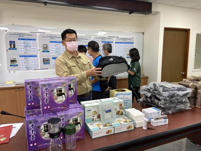 林务局台东林区管理处所辖第2530号水源涵养保安林网路票选命名活动日前截止，课长叶明璋介绍奖项自行车包。（林务局台东林管处提供／蔡旻妤台东传真）。