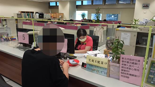 赖男直到薪资被扣押才知道事情严重，赶紧借钱将积欠的罚锾及其他欠款缴清。（新北分署提供）