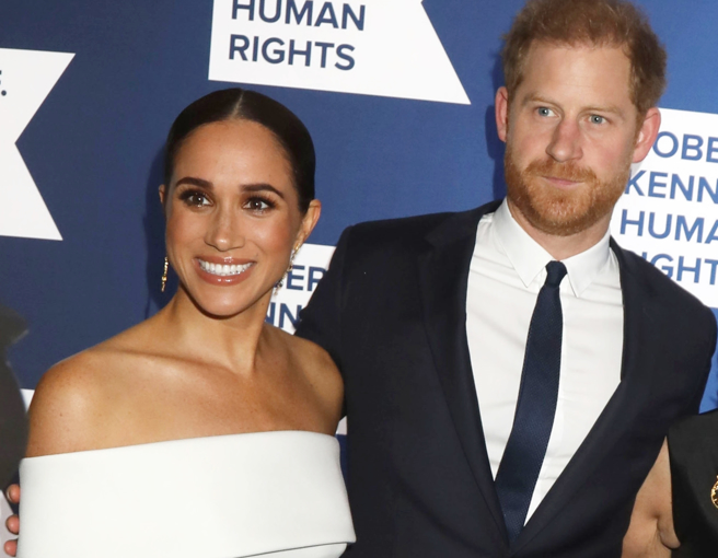 梅根和哈利因为挺身反抗英国王室制度化的种族歧视，周二晚抵达会场，准备接受罗勃．甘迺迪（Robert F. Kennedy）女儿凯丽（Kerry Kennedy）所颁发的「希望涟漪」（Ripple of Hope）奖表扬。（达志图库/TGP）