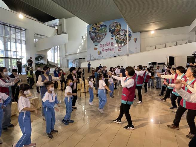 彰化县政府再次与国立故宫博物院合作，举办「故宫国宝游彰化」，7日在县府中庭，县长王惠美宣布暖身活动「跟着国宝动滋动」故宫国宝游彰化动动操影片徵选竞赛起跑。（吴敏菁摄）