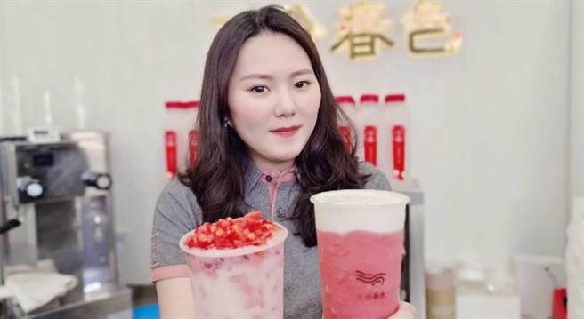 在地知名鲜果茶饮连锁品牌「三分春色」推出4款草莓饮料。（柯宗纬翻摄）