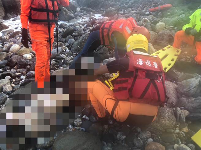 捕捞鳗苗落海失踪男子，今天寻获，明显死亡。（海巡提供）