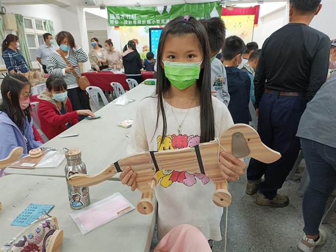 南投林管處動山林教室進到國小校園，讓學童透過闖關遊戲、製作木工藝品，進行森林教育。（南投林管處提供／楊靜茹南投傳真）