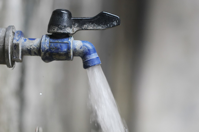 巴西一处农村最近盖好一座水井，眾人兴奋抢用新的水龙头，没想到竟有一条蛇从中喷出。(示意图/达志影像)