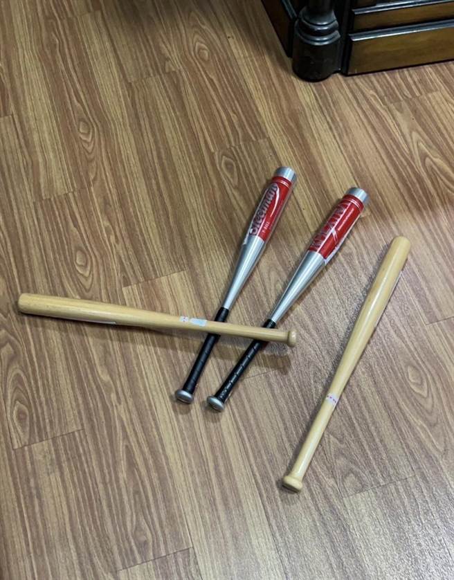 警方迅速逮捕4名嫌犯并起获作案球棒。（警方提供）