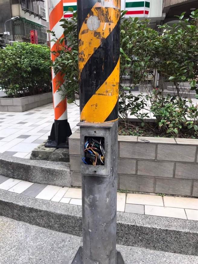 国民党台北市议员汪志冰近日接获陈情，台北市天母地区有几座交通号志杆上维修孔盖遭撬，露出电线。（汪志冰提供／李奇叡台北传真）