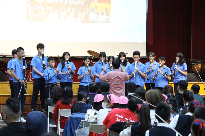 「南势角学园音乐飨宴」，节目有直笛、合唱、弦乐、管乐、乐舞、摇滚演奏等表演，八校学子展现各方面才华。(竹林中学提供)