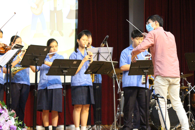 「南势角学园音乐飨宴」，节目有直笛、合唱、弦乐、管乐、乐舞、摇滚演奏等表演，八校学子展现各方面才华。(竹林中学提供)