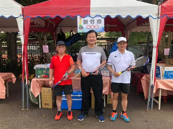 有43年公务经验、今年1月届龄退休的前新竹市议会秘书长陈炳煌（中），盛传是高虹安的副市长人选。（摘自陈炳煌脸书／陈育贤新竹传真）