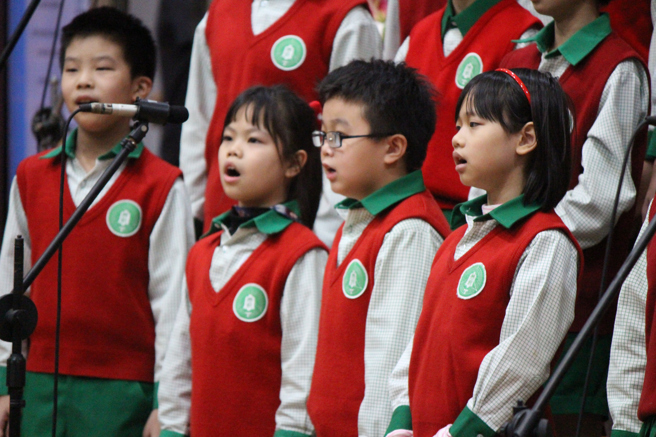「南势角学园音乐飨宴」，节目有直笛、合唱、弦乐、管乐、乐舞、摇滚演奏等表演，八校学子展现各方面才华。(竹林中学提供)
