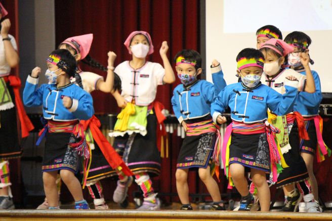 「南势角学园音乐飨宴」，节目有直笛、合唱、弦乐、管乐、乐舞、摇滚演奏等表演，八校学子展现各方面才华。(竹林中学提供)