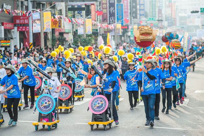 嘉义市国乐管乐节往年踩街的精采盛况。（嘉义市政府提供／廖素慧嘉市传真）