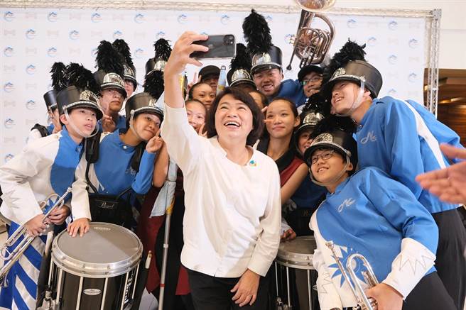 嘉义市长黄敏惠与国乐管乐节乐团往年玩自拍合照。（嘉义市政府提供／廖素慧嘉市传真）