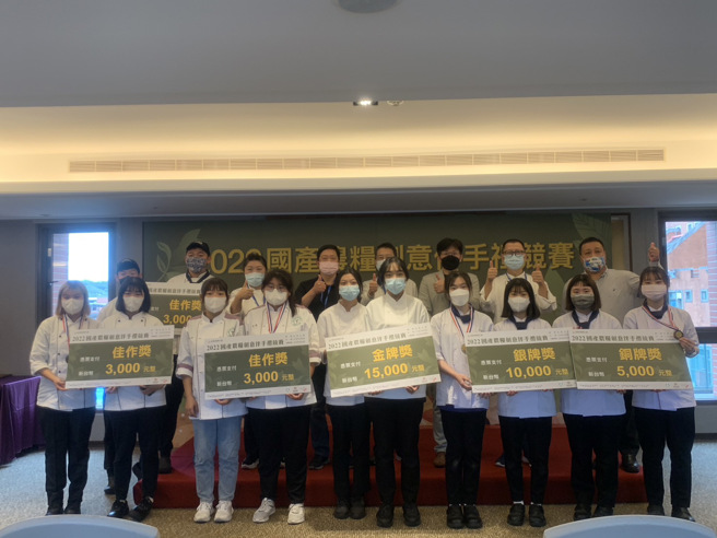 获奖选手、评审及颁奖人大合照。(照片/玄奘大学提供)

