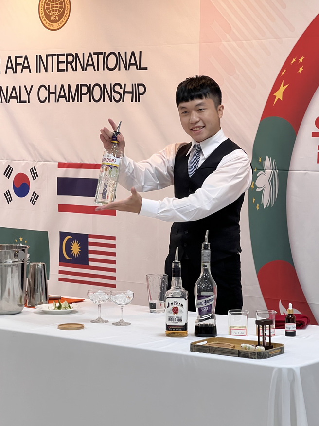 元培餐管系学生黄柏翔参加2022年AFA韩国世界厨艺大赛荣获传统调酒金牌。(照片/元培医事科技大学提供)