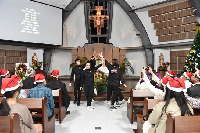 静宜大学圣诞点灯由舞蹈校队担任传火小天使，师生在祈祷中彼此祝福传光传爱，为系列活动揭开序幕。（静宜大学提供）