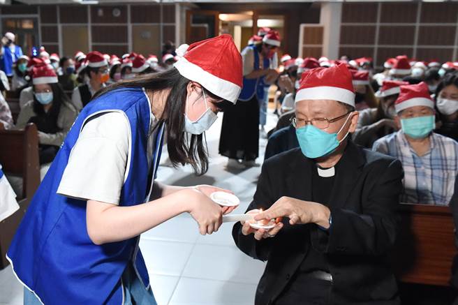 静宜校方为台中教区圣家启智中心与嘉义教区安仁家园筹募修缮经费，让耶稣基督的爱照亮社会各角落。（静宜大学提供）