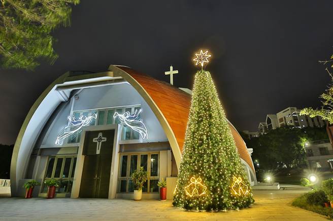  静宜大学为迎接圣诞佳节的来临，在校园中布置璀璨的圣诞灯饰，传递欢乐、喜悦与平安。（静宜大学提供）