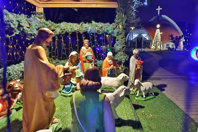 静宜主顾圣母堂周边的圣诞马槽、天使及小羊等灯饰，散发祥和与温暖的气氛，也能感受在爱与光中行走，成为热门拍照与打卡的景点。（静宜大学提供）