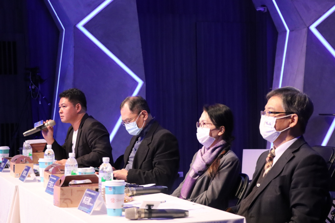 本次两岸总决赛评审，从左至右分别为杨明浩老师、杨玳潭老师、王雅芬老师、林志城老师。(照片/中华两岸文经协会提供)